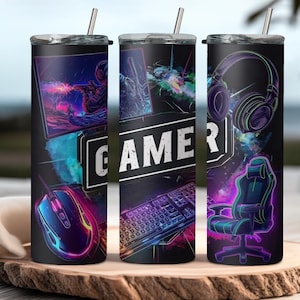 Puede incluir: Vaso de acero inoxidable negro con temática de jugador. El vaso presenta gráficos de neón de un jugador, accesorios de juego y la palabra "GAMER". Incluye una pajita plateada.