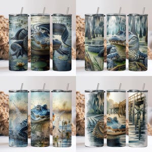 Könnte beinhalten: Vier Edelstahlbecher mit Alligatordesigns. Die Becher zeigen detaillierte Illustrationen von Alligatoren in einer Sumpflandschaft mit Wasser, Seerosen und Zypressen. Jeder Becher hat einen silbernen Strohhalm und einen Deckel.