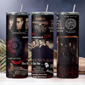 Puede incluir: Vaso de acero inoxidable negro con imágenes y citas de la serie de televisión Supernatural. El vaso incluye texto como "Carry on my wayward son" y "Family don't end with blood, boy!"