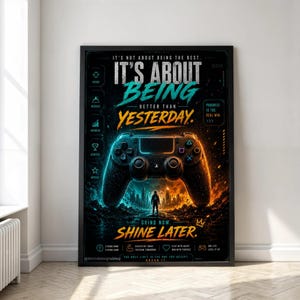 Könnte beinhalten: Schwarz gerahmtes Poster mit Gaming-Motiv. Das Poster zeigt einen Gamecontroller mit blauer und orangefarbener Beleuchtung und den Text "IT'S ABOUT BEING BETTER THAN YESTERDAY." Darunter steht der Text "GRIND NOW. SHINE LATER."