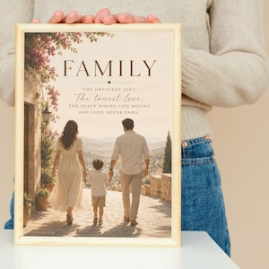 Könnte beinhalten: Ein rechteckiger gerahmter Druck mit einem Foto einer Familie, die auf einem Steinweg weggeht. Der Text lautet: FAMILY, THE GREATEST GIFT, The truest love, THE PLACE WHERE LIFE BEGINS AND LOVE NEVER ENDS. Der Rahmen besteht aus hellem Holz.
