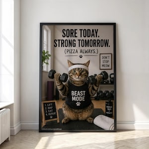 Könnte beinhalten: Ein gerahmtes Poster zeigt eine getigerte Katze, die Hanteln hebt, ein Stirnband und ein "BEAST MODE"-Tanktop trägt. Das Poster enthält den Text "SORE TODAY. STRONG TOMORROW. (PIZZA ALWAYS.)" und eine Trainingsroutine.