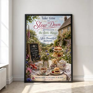 Könnte beinhalten: Ein gerahmter Wandkunstdruck mit einer Garten-Teeparty-Szene, einem Etagere mit Gebäck, einer geblümten Teekanne und einer Tafel mit der Aufschrift Take time to SLOW DOWN, APPRECIATE the little things AND ENJOY Life's Beautiful moments.