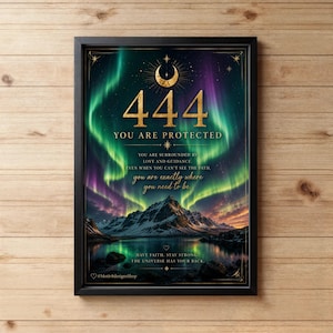 Könnte beinhalten: Ein gerahmter Kunstdruck mit einer leuchtend grünen und violetten Aurora Borealis über einem Bergsee. Der Text lautet 444 YOU ARE PROTECTED, YOU ARE SURROUNDED BY LOVE AND GUIDANCE, EVEN WHEN YOU CAN'T SEE THE PATH, you are exactly where you need to be. HAVE FAITH. STAY STRONG. THE UNIVERSE YOUR BACK.