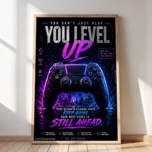 Peut inclure: Une affiche encadrée avec un fond noir et des accents néon violets et bleus. L'affiche présente une image stylisée d'une manette de jeu vidéo avec les mots "YOU LEVEL UP" en grandes lettres en gras. Le texte supplémentaire comprend "EVERY SETBACK IS A LOADING SCREEN, KEEP GOING, YOUR BEST LEVEL IS STILL AHEAD."