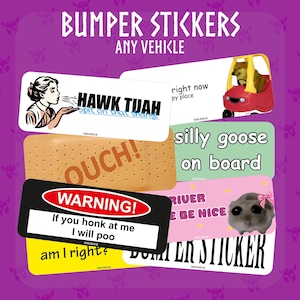 Peut inclure: Plusieurs autocollants humoristiques pour pare-chocs avec des phrases amusantes. Les autocollants incluent des textes comme "HAWK TUAH", "OUCH!" et "WARNING! If you honk at me I will poo". Conçu pour tout véhicule.