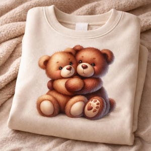 Op de afbeelding: Crèmekleurige sweatshirt met een afbeelding van twee knuffelende teddyberen. De beren zijn bruin met lichtbruine accenten en een hartvormige pootafdruk. De sweatshirt heeft een ronde hals en lange mouwen.