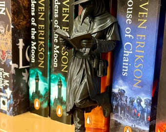 Plague Doctor Bookend, Gothic Bookshelf Decor, Dark Academia Book Holder, Plague Doctor Statue, Spooky Library Decor for Book Lovers