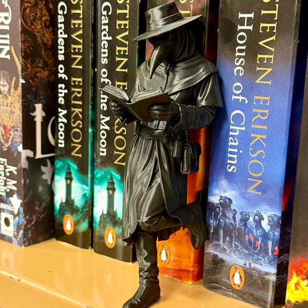 Plague Doctor Bookend, Gothic Bookshelf Decor, Dark Academia Book Holder, Plague Doctor Statue, Spooky Library Decor for Book Lovers