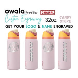 Peut inclure: Quatre bouteilles d'eau roses Owala FreeSip avec options de gravure personnalisée. Chaque bouteille a un couvercle jaune et rose et un logo ou un nom argenté. Le texte indique "Custom Engraving" et "Get Your Logo & Name Engraved."