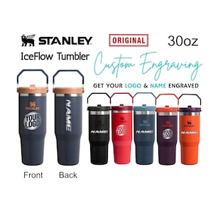 Może przedstawiać: Kubki Stanley IceFlow w różnych kolorach, z opcjami grawerowania na zamówienie. Obraz przedstawia granatowe, czarne, czerwone, niebieskie, fioletowe i pomarańczowe kubki, każdy z uchwytem i pojemnością 887 ml. Tekst zawiera "Your Logo" i "Name".