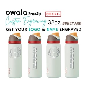 Peut inclure: Quatre bouteilles d'eau blanches Owala FreeSip avec gravure personnalisée. Chaque bouteille a un couvercle gris et orange et une bande rouge. Les bouteilles sont étiquetées avec "YOUR LOGO" ou "NAME" en argent. Le texte "Custom Engraving" est visible.