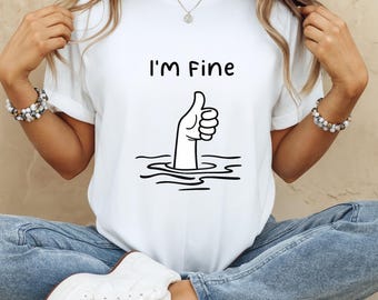 Camiseta "Estoy bien", meme de humor negro, divertida cita sarcástica, diseño de ironía sobre salud mental, pulgares hacia arriba, mano que se hunde