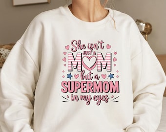 Camiseta "Ella no es solo una mamá", camiseta gráfica de supermamá, sudadera con capucha para el Día de la Madre, regalo para mamá de parte de los niños
