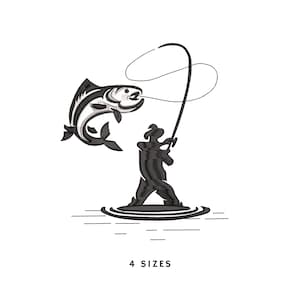 Puede incluir: Diseño bordado en blanco y negro de un pescador que está pescando un pez. El pez salta fuera del agua y el pescador está de pie en el agua. El texto "4 TAMAÑOS" está en la parte inferior.