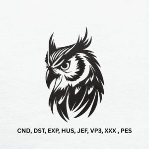 Op de afbeelding: Een zwart-wit geborduurd ontwerp van een uilenkop met scherpe, gestileerde veren en een gefocuste blik. Onder de uilengrafiek staat de tekst CND, DST, EXP, HUS, JEF, VP3, XXX, PES, die verschillende borduurbestandsformaten vertegenwoordigt.