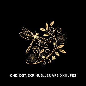 Peut inclure: Un motif de broderie doré représentant une libellule entourée de fleurs et de tiges sur un fond noir. Le texte CND, DST, EXP, HUS, JEF, VP3, XXX, PES est affiché en bas, indiquant les formats de fichiers numériques disponibles.