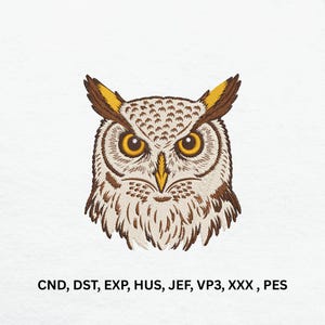 Op de afbeelding: Een geborduurd uilenkopontwerp met bruine, witte en gele garenkleuren, opvallende oorpluimen en grote gele ogen. Onder de uil staat de tekst CND, DST, EXP, HUS, JEF, VP3, XXX, PES, wat verwijst naar verschillende bestandsformaten.