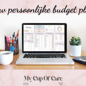 Op de afbeelding: Een laptop met een budgetplanner spreadsheet staat op een houten bureau, naast een witte koffiekop, een pennenhouder en een kleine plant in een pot. De achtergrond heeft een roze marmerpatroon. De tekst bovenaan luidt "Jouw persoonlijke budget planner!"