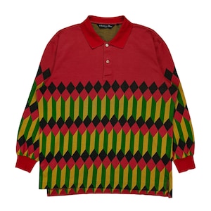 Könnte beinhalten: Ein langärmeliges Poloshirt mit rotem Körper und geometrischem Muster auf den Ärmeln. Die Ärmel haben ein sich wiederholendes Muster aus schwarzen, gelben und grünen Rauten. Das Shirt hat einen Kragen und einen Knopfverschluss.