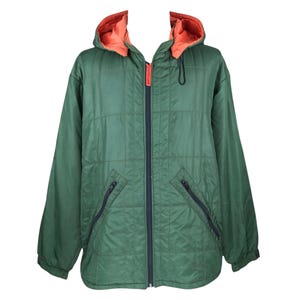 Può includere: Giacca trapuntata verde con fodera del cappuccio color corallo. La giacca ha una cerniera a tutta lunghezza, due tasche anteriori e un cappuccio con coulisse. La giacca è di colore unito con un motivo trapuntato.