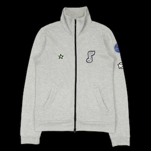 Könnte beinhalten: Ein hellgraues Sweatshirt mit Reißverschluss, hohem Kragen und zwei Vordertaschen. Das Sweatshirt hat einen schwarzen Reißverschluss und mehrere gestickte Aufnäher, darunter ein grüner Stern und ein blaues kreisförmiges Design.