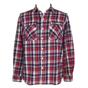 Puede incluir: Una camisa abotonada a cuadros rojos, azul marino y blancos con dos bolsillos en el pecho. La camisa de manga larga tiene un cuello clásico y está hecha de una tela tejida. La camisa se muestra sobre un fondo blanco.