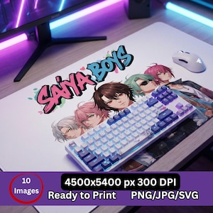 Puede incluir: Alfombrilla de ratón para juegos blanca con el texto "SAIYA BOYS" en rosa y azul, e ilustraciones de personajes de estilo anime. Un teclado blanco con teclas azules está colocado sobre la alfombrilla. También se ve un ratón blanco y especificaciones de impresión.