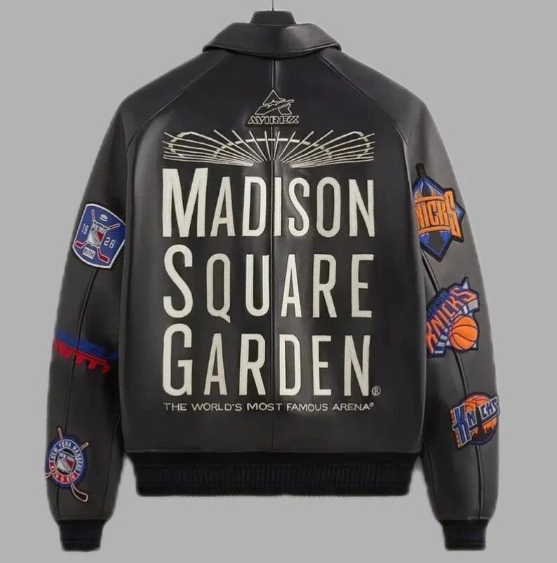 Puede incluir: Chaqueta de cuero negra con la inscripci&oacute;n blanca "MADISON SQUARE GARDEN" en la espalda. Cuenta con parches en las mangas y el texto "THE WORLD'S MOST FAMOUS ARENA". Una chaqueta elegante para los aficionados al deporte.