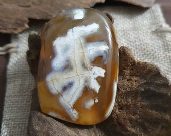 Very extremeley rare natural chinese letter found in an agate as an inclusion;museum agate unique in the world