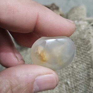 Può includere: Un tagliere in legno fatto a mano con finitura naturale. La tavola presenta un bordo vivo su un lato e una forma rettangolare liscia. Misura circa 45 cm di lunghezza e 30 cm di larghezza.