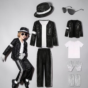 Puede incluir: Una chaqueta negra de lentejuelas, una camiseta blanca con cuello en V, pantalones negros con rayas laterales plateadas, un sombrero fedora negro de lentejuelas, gafas de sol tipo aviador, guantes plateados de lentejuelas y cubrecalzado.