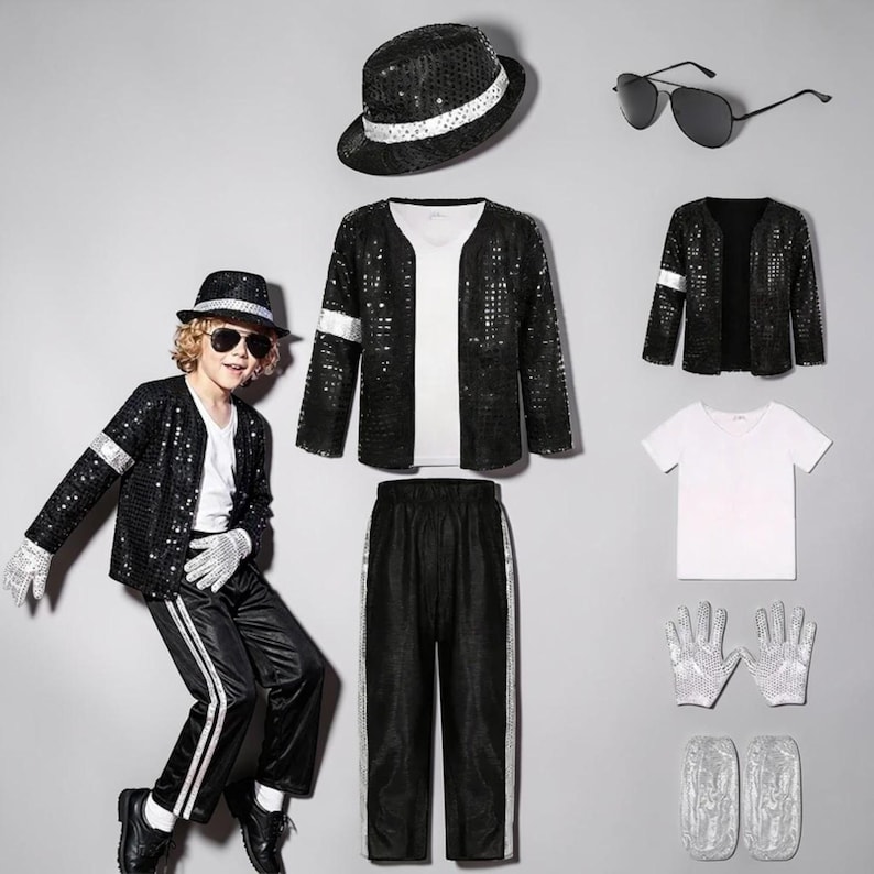 Puede incluir: Una chaqueta negra de lentejuelas, una camiseta blanca con cuello en V, pantalones negros con rayas laterales plateadas, un sombrero fedora negro de lentejuelas, gafas de sol tipo aviador, guantes plateados de lentejuelas y cubrecalzado.