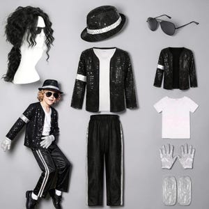 Puede incluir: Un conjunto de disfraz que incluye una chaqueta negra de lentejuelas con brazalete blanco, pantalones negros con rayas laterales plateadas, una camiseta blanca, un sombrero fedora negro de lentejuelas, gafas de aviador negras, una peluca negra, guantes de lentejuelas plateados y cubrezapatos plateados.