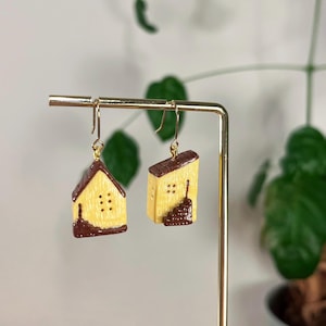 Peut inclure: Panneau en bois rustique avec l'inscription "Welcome to our home" dans un style manuscrit. Le panneau présente une finition vieillie et un design simple et accueillant, idéal pour un porche ou une entrée.