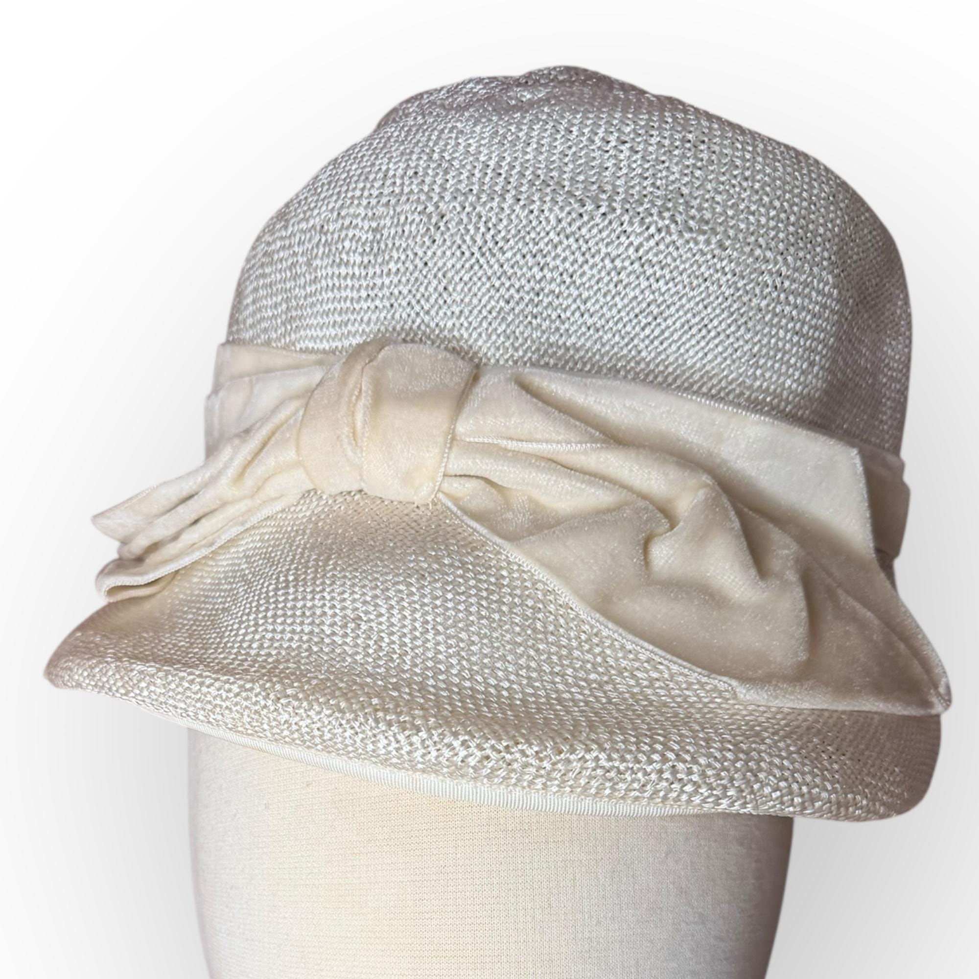 1950s Ivory Straw Cloche with Sculpted Velvet Bow – Midcentury Elegance image 3