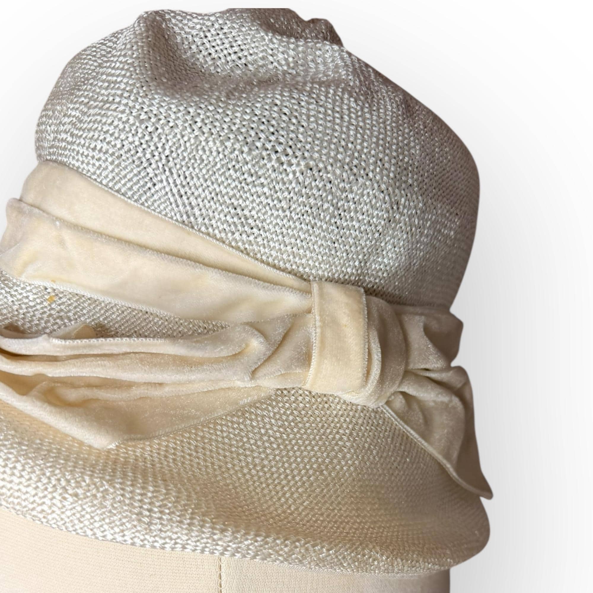 1950s Ivory Straw Cloche with Sculpted Velvet Bow – Midcentury Elegance image 5