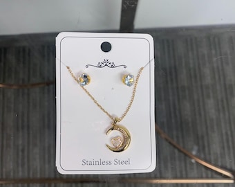 Collar y pendientes con colgante de luna celestial y corazón chapados en oro.