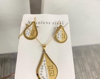 Pendientes y collar en forma de lágrima de oro y diamantes de imitación. Joyería de moda.