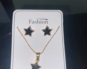 Conjunto a juego de pendientes y collar con forma de estrella negra chapados en oro.