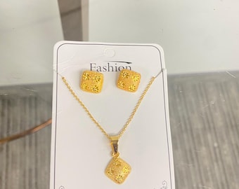 Conjunto a juego de pendientes y colgante con forma de diamante