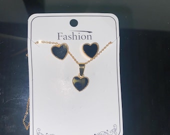 Conjunto de pendientes y collar con forma de corazón negro chapado en oro