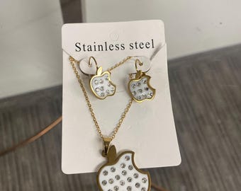 Conjunto a juego de pendientes y colgante con forma de manzana chapados en oro.