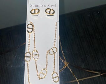 Pendientes y collar chapados en oro con diseño DD. Joyería de moda.