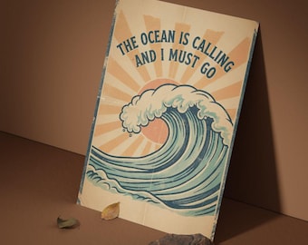 Puede incluir: Póster de estilo vintage con el texto "THE OCEAN IS CALLING AND I MUST GO". El diseño presenta una gran ola en tonos azules y blancos, un sol poniente y rayos de sol. El póster tiene un aspecto envejecido y desgastado.