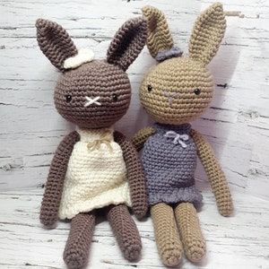 Häkelpuppe Bunny Rabbit in einem Kleidchen. Nur Muster