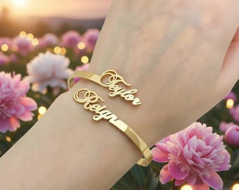 Pulsera de acero inoxidable con dos nombres grabados a medida para pareja.