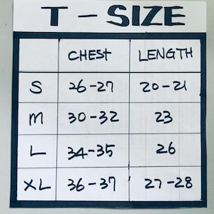 Puede incluir: Una tabla de tallas para camisetas con medidas en pulgadas para el pecho y la longitud. Las tallas son S, M, L y XL.