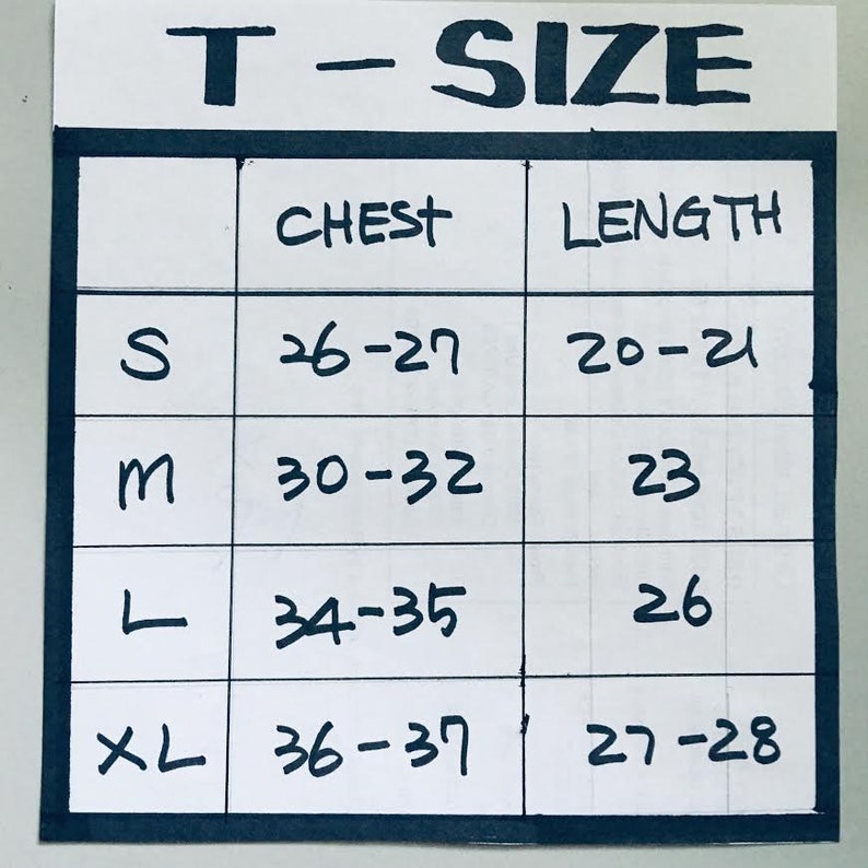 Puede incluir: Una tabla de tallas para camisetas con medidas en pulgadas para el pecho y la longitud. Las tallas son S, M, L y XL.