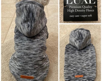 Pull pour chien en polaire grise LUXE. Chien de petite race LUXE Premium Polaire chien à capuche. Pull pour chien mixte gris/noir, pull pour chien super doux